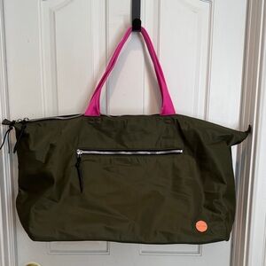 shorty Love NWOT weekend bag. It’s green with a pink handle